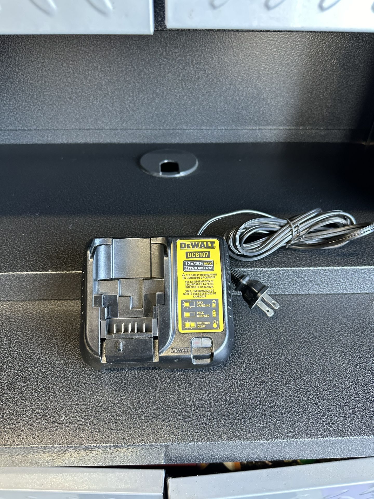 Dewalt 20v /12v Charger !!
