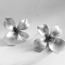 SILVER FLOWER STUD EARRINGS 
