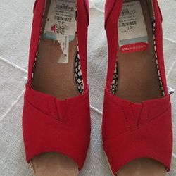 TOMS red wedges