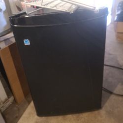 Snack Mate Mini Fridge  2.5 Cubic Ft.