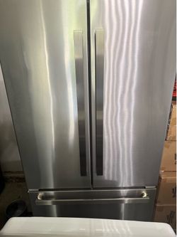 2024 maytag refrigerator display model currently connected for showing works perfect extremely clean