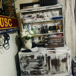 Hutch Cabinet Hutch. 100$