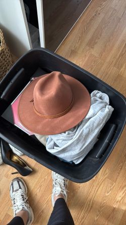 GRATIS- Caja con ropa ( Leer )