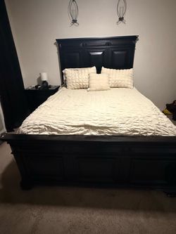 Queen Platform Bedroom Suite.. Excellent Condition, Like New!