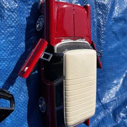 2 Model cars with doors that open