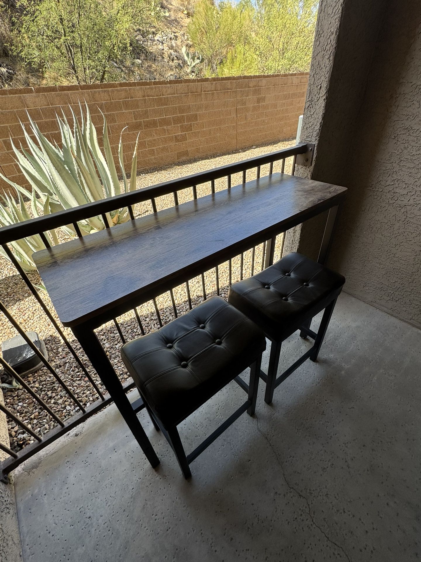 Bar Table and 2 Barstools