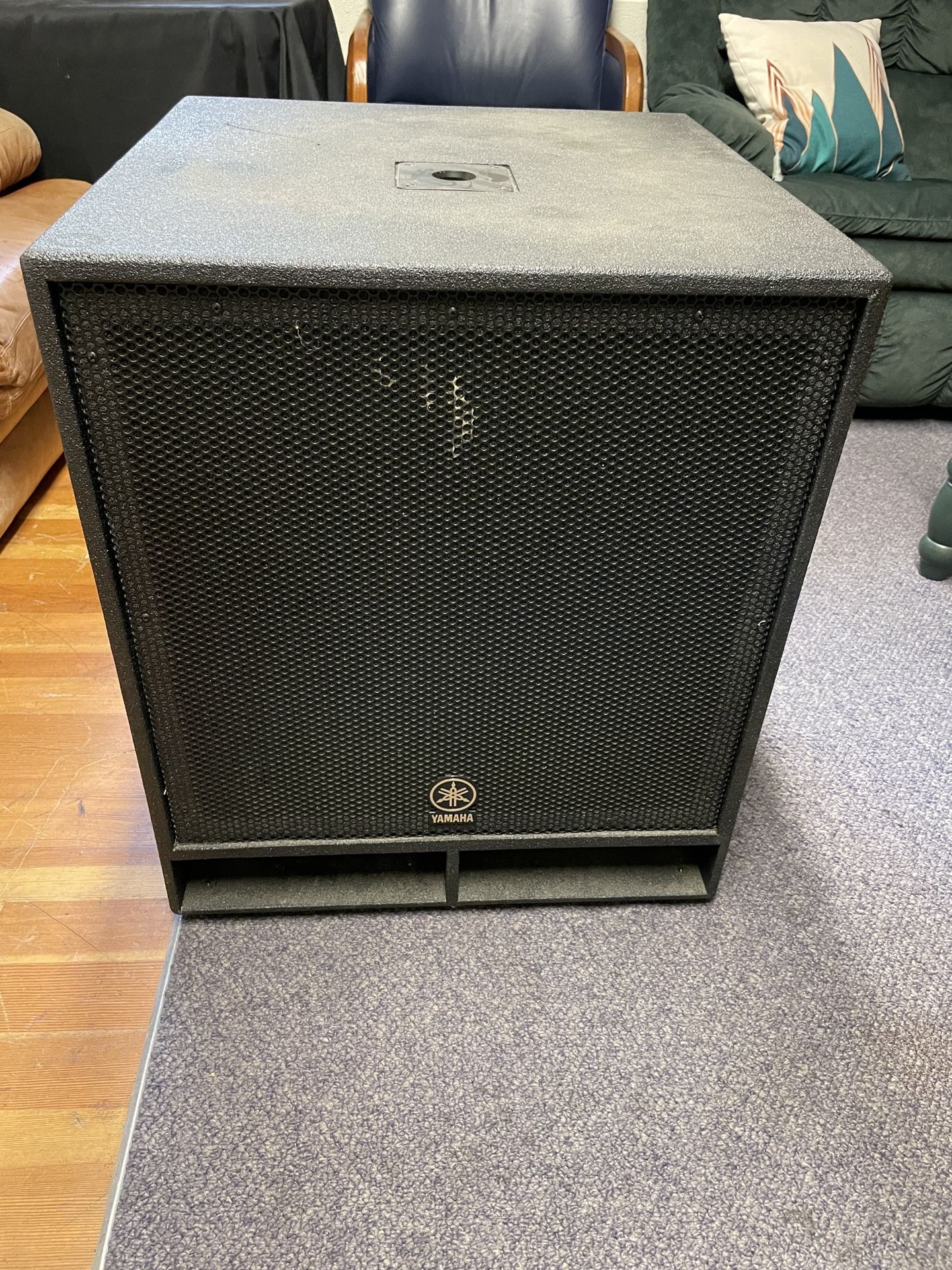 2 Yamaha CW118v Passive Subwoofer 1200 Watt