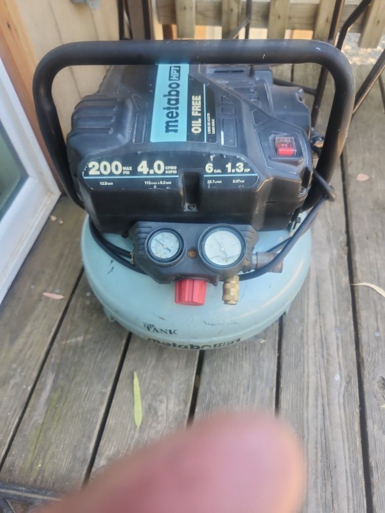 4 Gallon Oil Less Compressor