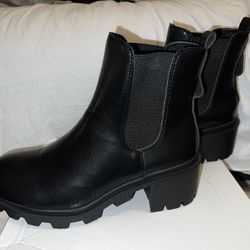 Size 8 Woman’s Black Boot