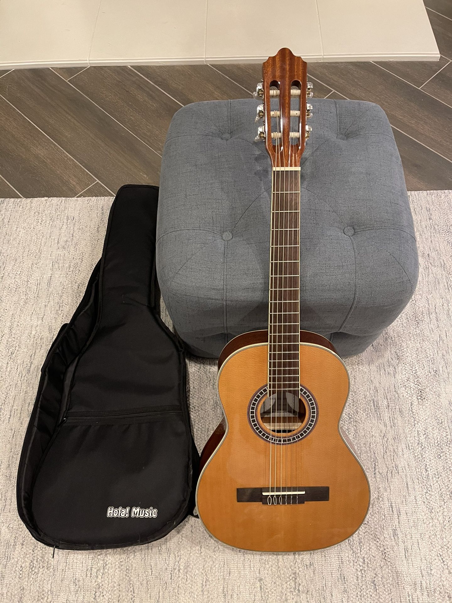 Hola! Music Guitar In Excellent Condition