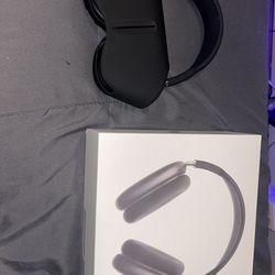 Apple AirPods Max with Smart Case in Space Gray
