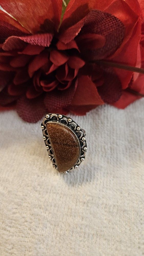 Beautiful goldstone sliverplated ring.
Boho Gemstone Geometric Alloy Metal Sliverplated Ring. Size is about 7.50 see pictures on a ring sizer.
Allo