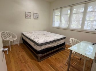 Se vende cama queen con las dos Sillas, mesa y cuadros  está en Miami Beach
