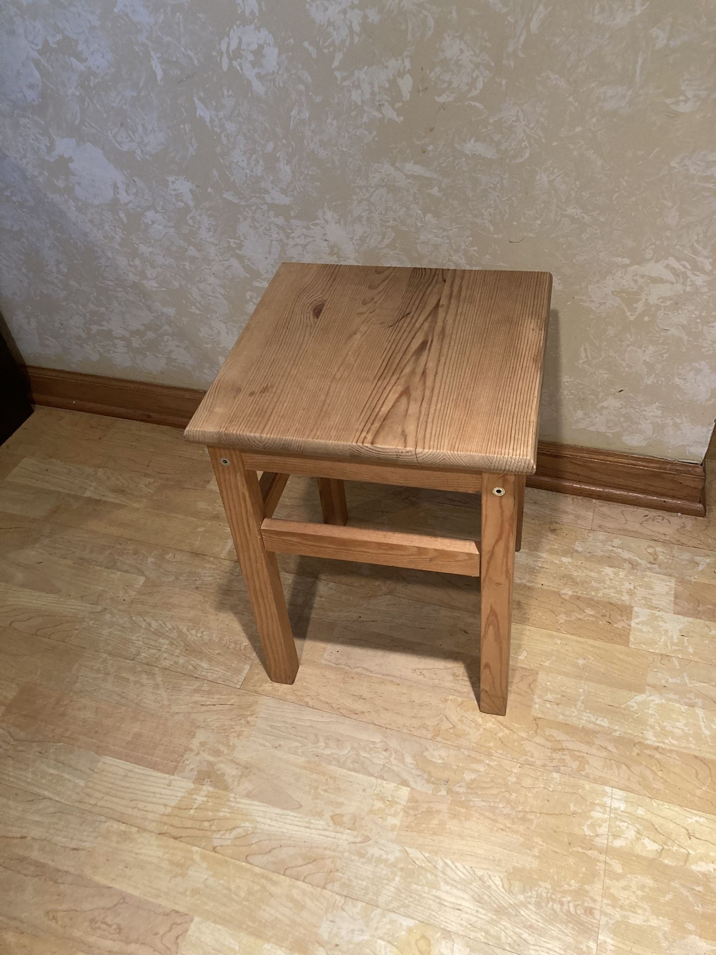 1 Solid Sturdy Wood Stool/ Good condition /See all pictures posted/pickup in Lake Zurich