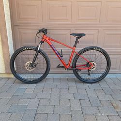 GIANT TALON 2 MOUNTAIN BIKE 29 ER 1 X 9 SPEED LIKE NEW ( CHECK MY OTHER BIKES)