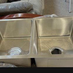 Glacier Bay Tight Radius 31 in. Undermount 50/50 Double Bowl 18 Gauge Stainless Steel Kitchen Sink with