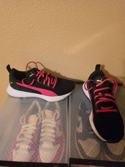 Black low-top Puma sneakers size 7.5