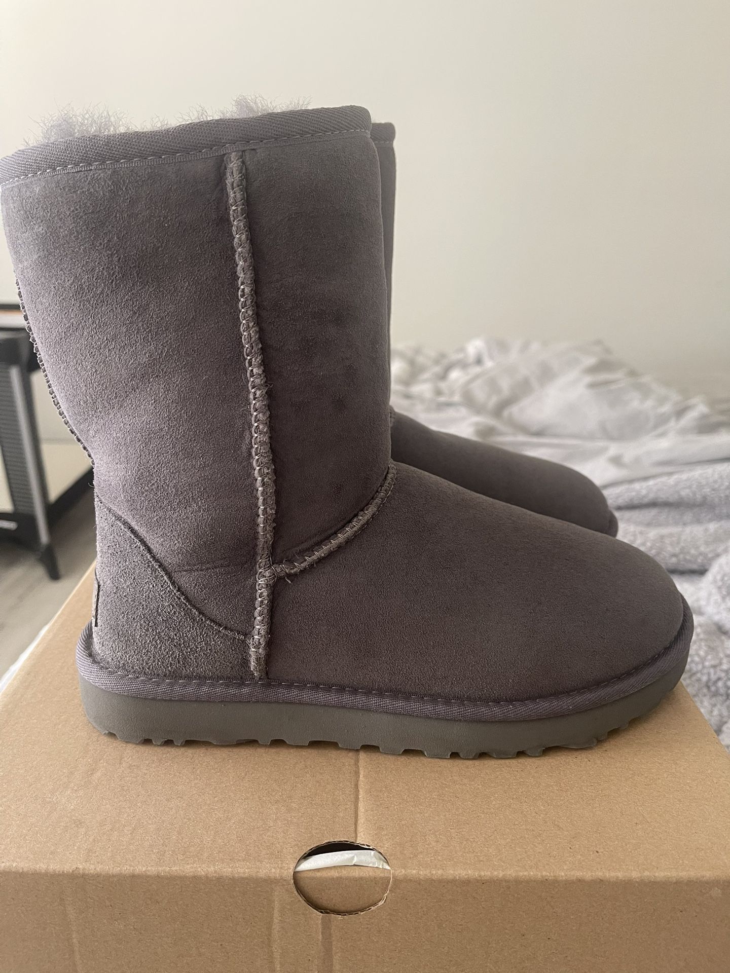 UGG W CLASSIC SHORT GREY