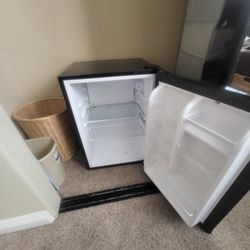 Mini FRIDGE / REFRIGERATOR Works Great ! 
