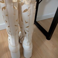 White boots Size 7