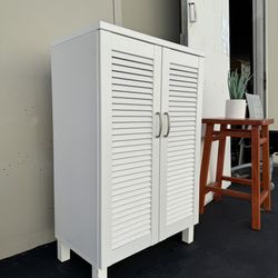 Shoe Cabinet With Breathable Door with 2 Extra Shelves Very Good Condition 