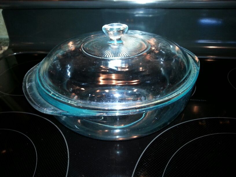 Glass Pyrex Bowl with Lid, in EUC