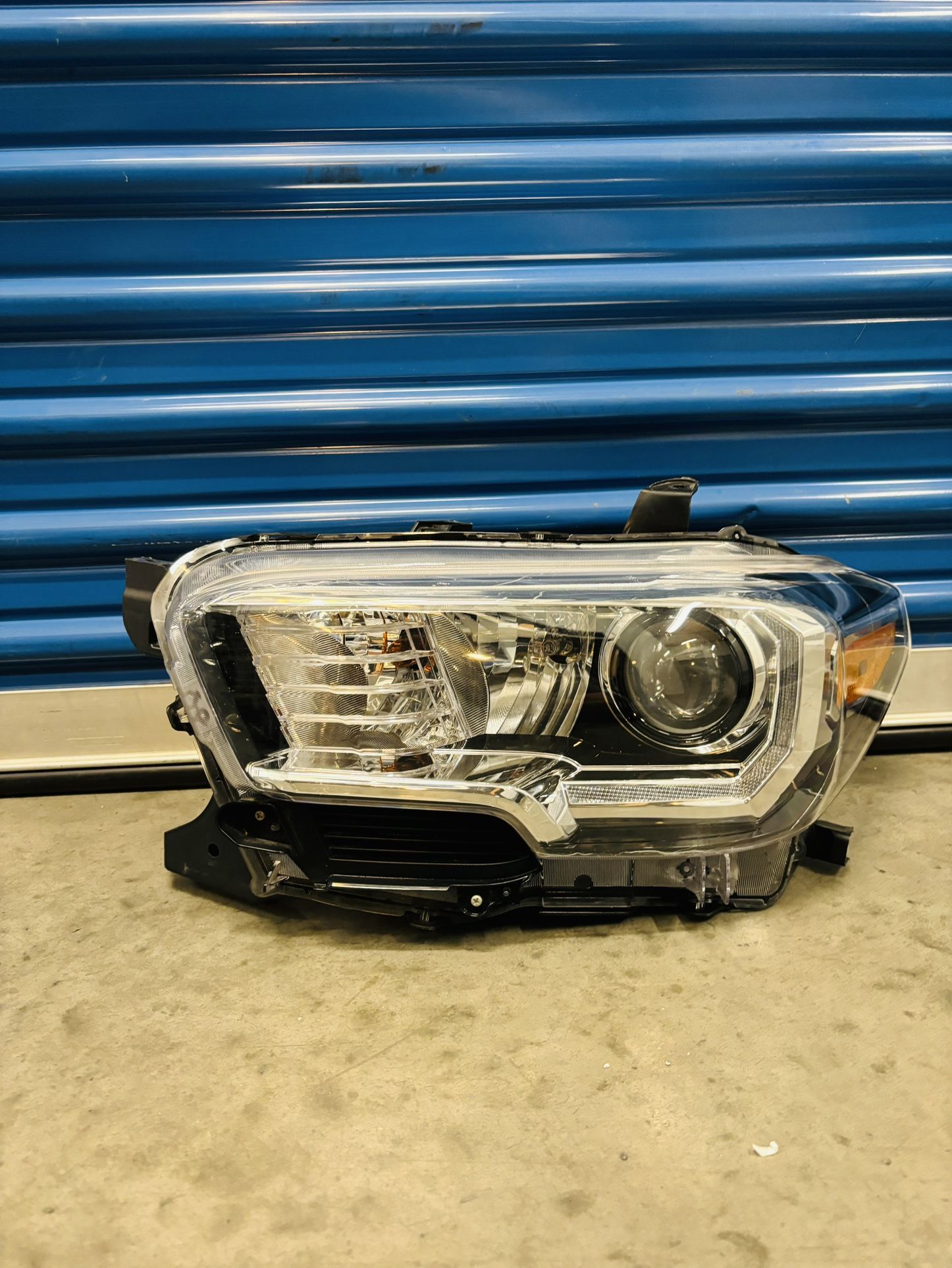2016,2017,2018,2019,2020,2021,2022,2023 Toyota Tacoma Headlight/Foco Luz,Lh Driver Oem Clean