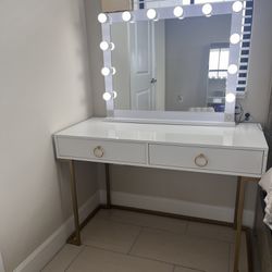 Mirror With Light And Desk 