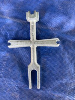Pop up plug wrench