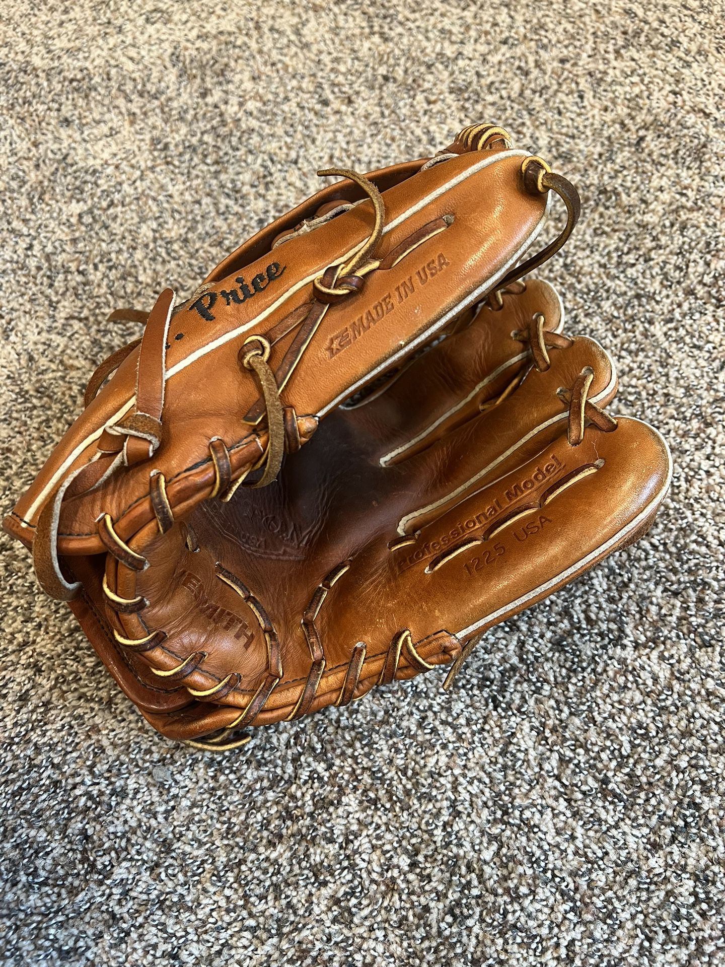 Men’s Glovesmith baseball glove.
