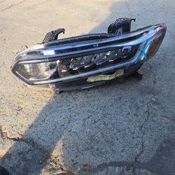 2922 Honda Accord  Driver Side Headlight W/lower Tab Broken