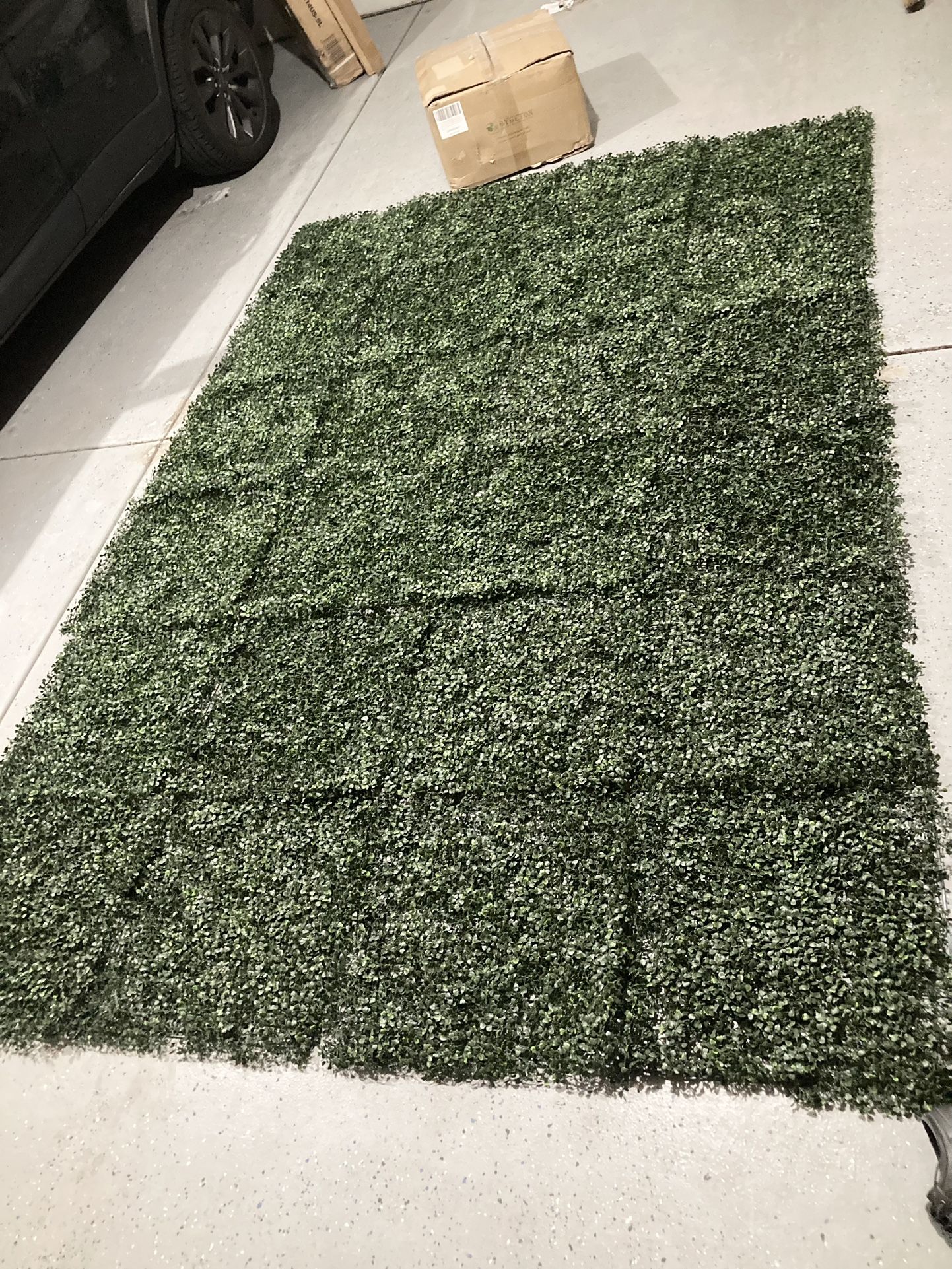 New Boxwood 24 Pcs( 20”x20” Each Piece)