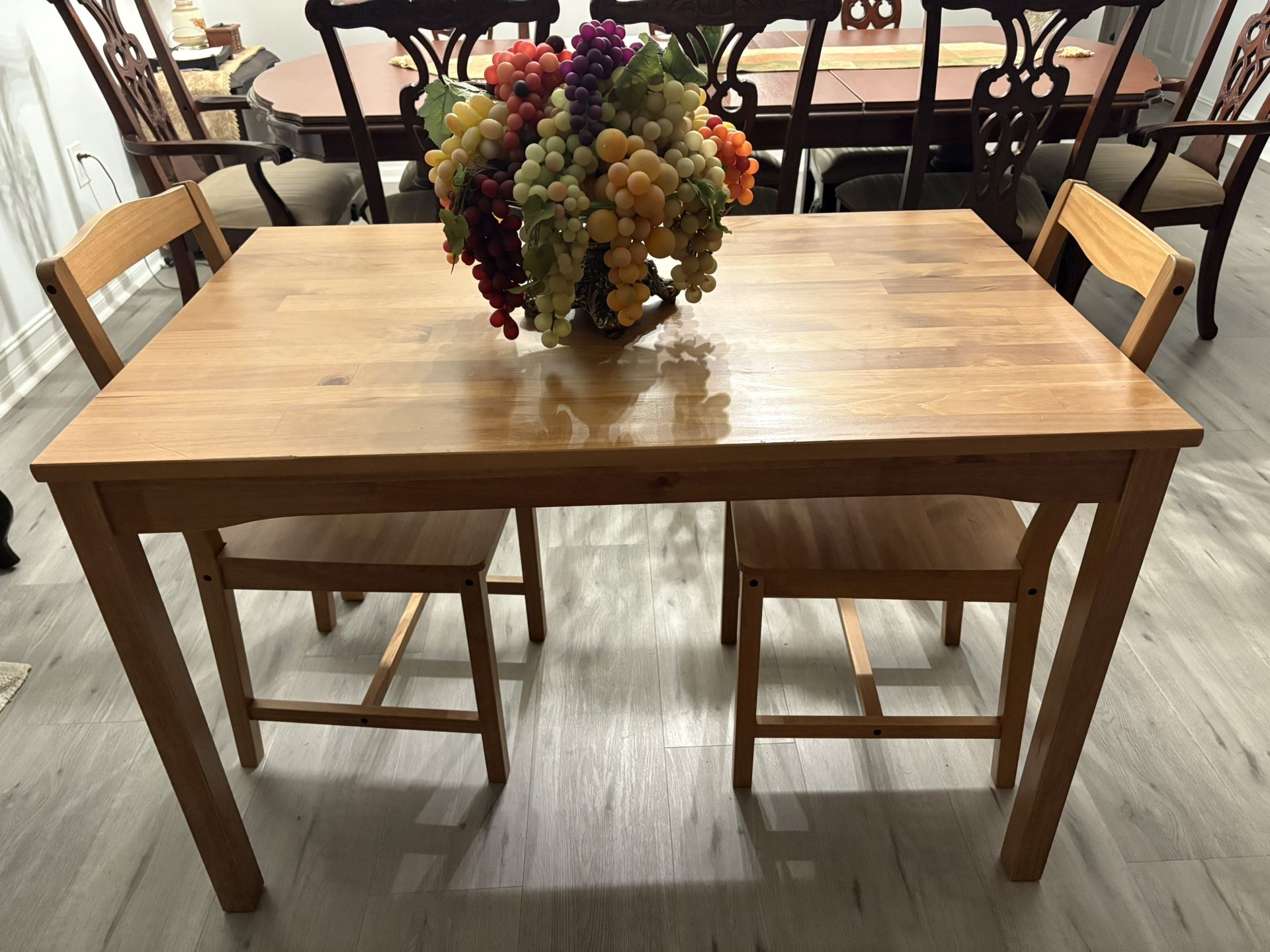 Table with 2 Chairs Like New. L=47”. W=30”