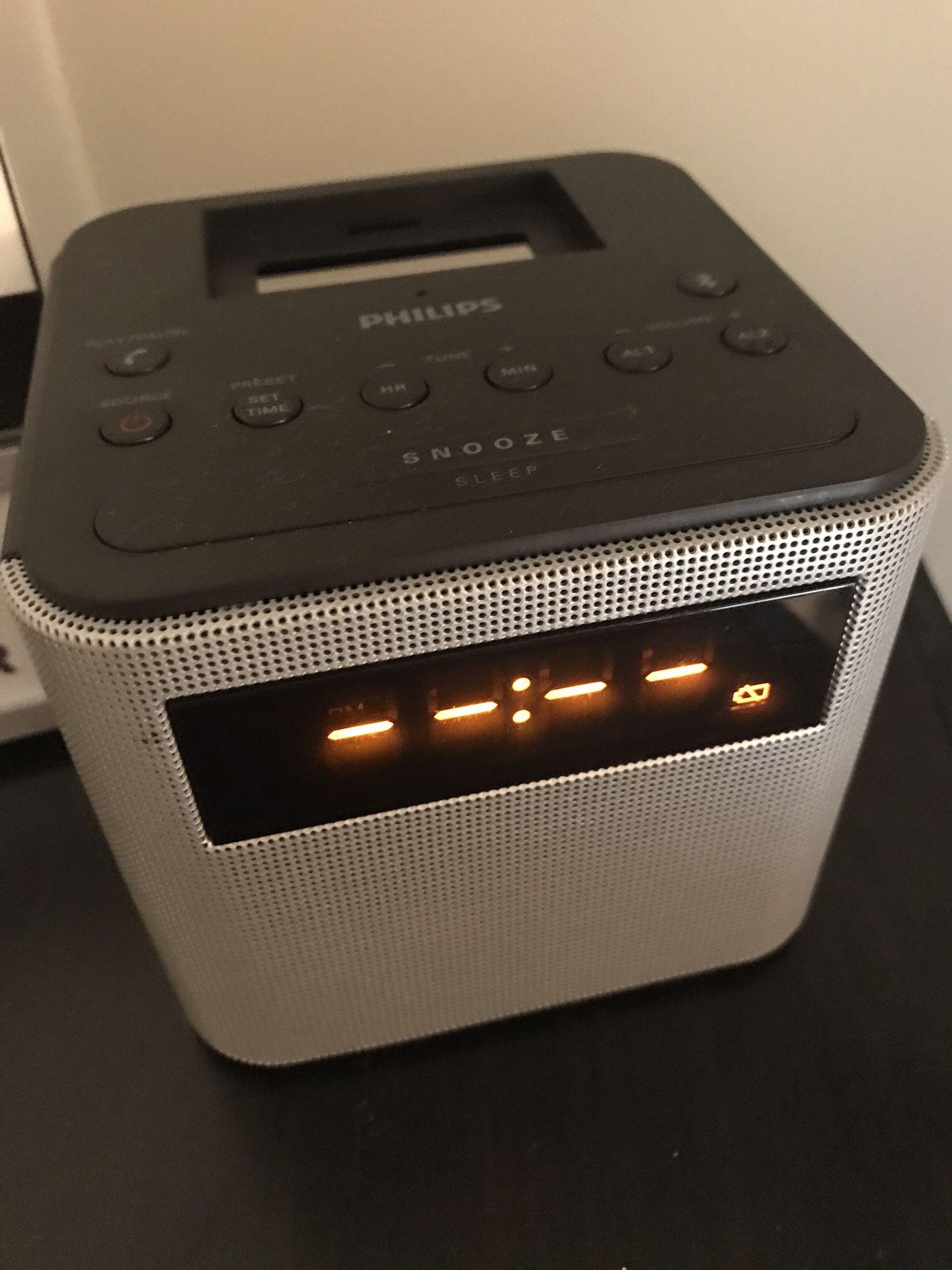 Philips AJT3300 Desktop Bluetooth Clock Radio with Apple Dock Interface/FM/USB/Bluetooth Speaker