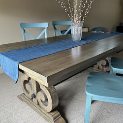 GORGEOUS Wood Dining Table with 2 Extendable Leaves