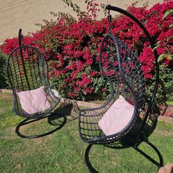 2 egg swing chairs for patio/Outdoor Furniture/Cash Only 