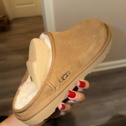 UGG SLIPPERS BRAND NEW SIZE W7/Y5