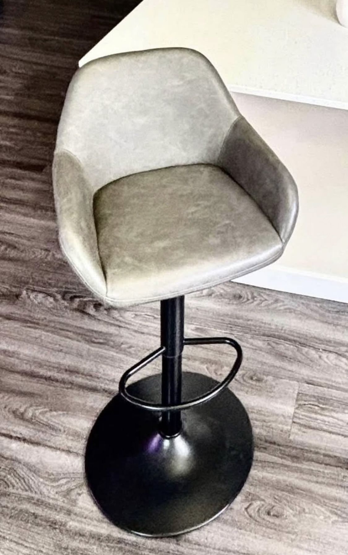 High Chair height is not adjustable Need To Fix