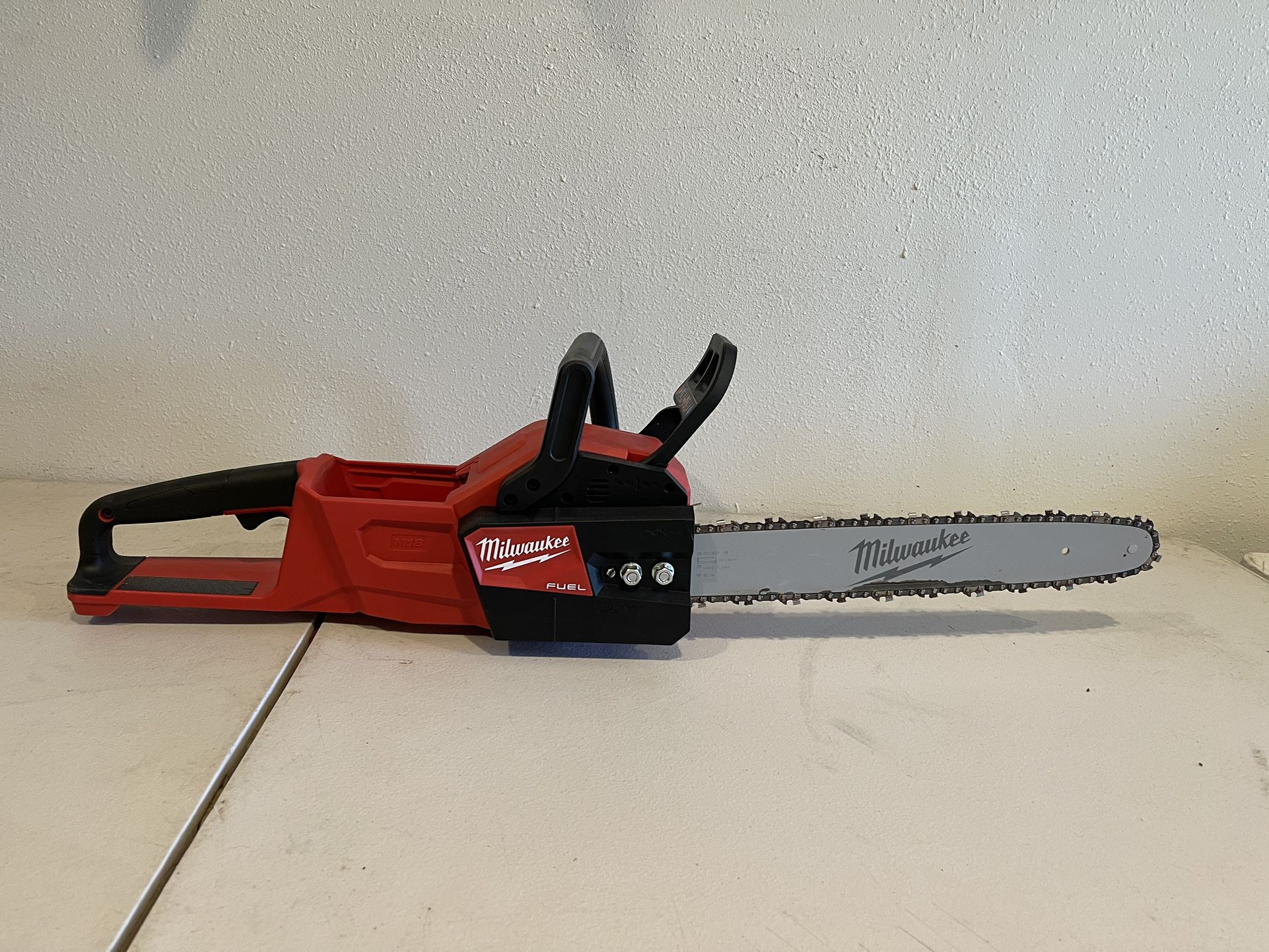 Milwaukee M18 FUEL 16 in. Brushless Battery Chainsaw