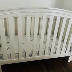 !! White Baby Crib Barely Used !!! 