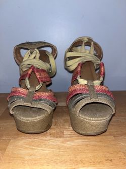 Woman’s size 6 Journey’s Shi Platform sandals
