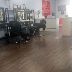 Se Solicita Cosmetologa (o) O barbero Con licencia