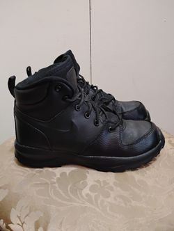 Very Nice Kids Nike Manoa Lace Up Boots Size 3Y) Located In Reedley 