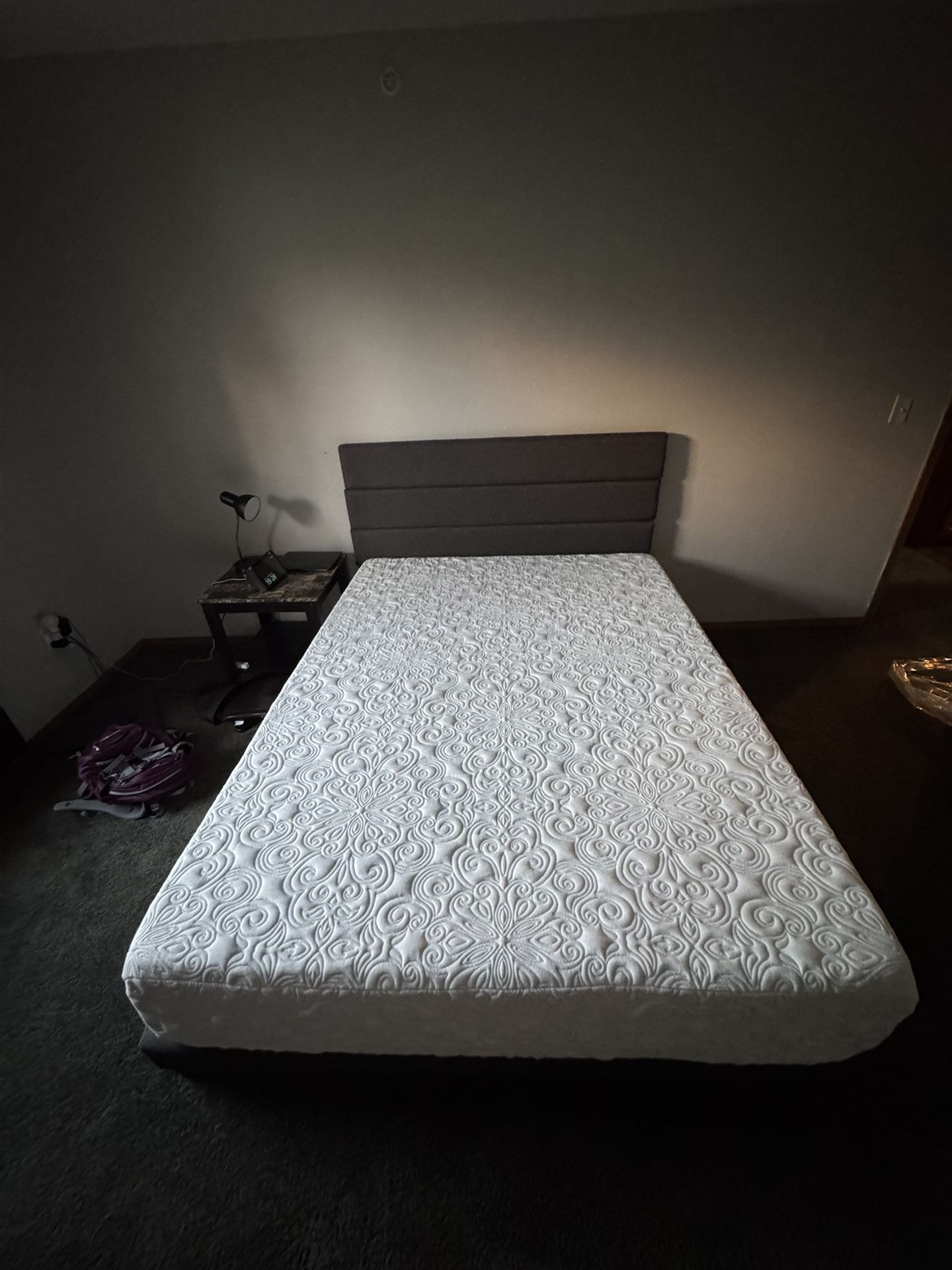 Bad + Mattress (zinus Spa Sensations Serenity 12”)