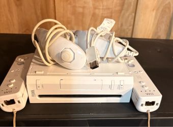 Wii Console w/2 Controllers (3/3)