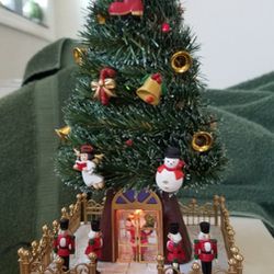 VINTAGE 1995 EVERGREEN SENTRY ANIMATED MUSICAL CHRISTMAS TREE