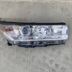 2018 Toyota Hilgndier  Right Side Headlight