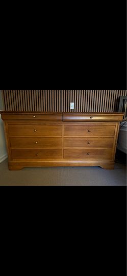 Thomasville cherry wood chest of drawers
