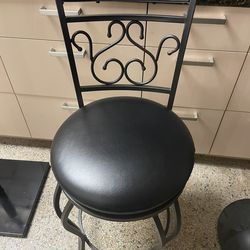 1 Swivel Counter Barstool 24” Seat H, elegant. Good condition