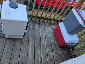 Ice maker and cooler with ice chest